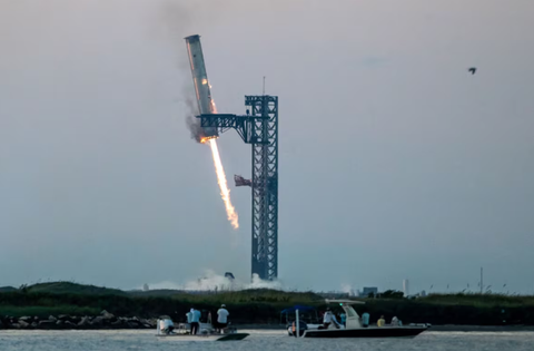 SpaceX của Elon Musk lập kỳ tích tái sử dụng tên lửa đẩy - Ảnh 1. SpaceX của Elon Musk lập kỳ tích tái sử dụng tên lửa đẩy - Ảnh 1.