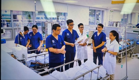 Đang chạy marathon, 6 người cấp cứu vì sốc nhiệt - Ảnh 1. Đang chạy marathon, 6 người cấp cứu vì sốc nhiệt - Ảnh 1.