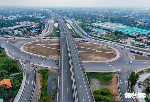 Đoạn cao tốc Bến Lức - Long Thành 'xịn, mịn' sắp khai thác năm nay - Ảnh 9.