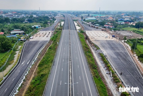 Đoạn cao tốc Bến Lức - Long Thành 'xịn, mịn' sắp khai thác năm nay - Ảnh 13.