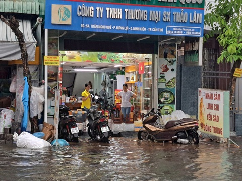 Ngày thứ 2 Cần Thơ ngập do mưa lớn như trút nước - Ảnh 3. Ngày thứ 2 Cần Thơ ngập như sông do mưa lớn - Ảnh 3.