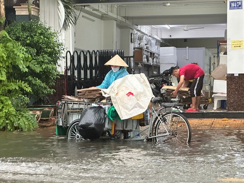 Ngày thứ 2 Cần Thơ ngập do mưa lớn như trút nước - Ảnh 1. Ngày thứ 2 Cần Thơ ngập như sông do mưa lớn - Ảnh 1.