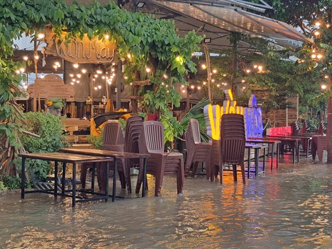 Ngày thứ 2 Cần Thơ ngập do mưa lớn như trút nước - Ảnh 4. Ngày thứ 2 Cần Thơ ngập lênh láng như sông do mưa lớn cùng lúc triều cường - Ảnh 4.