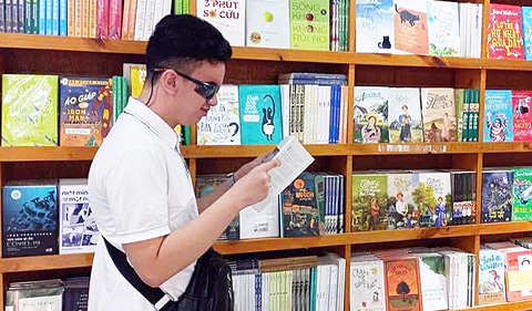 Sinh viên khiếm thị học cùng lúc 2 đại học - Ảnh 1. Sinh viên khiếm thị học cùng lúc 2 đại học - Ảnh 1.