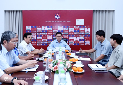 VFF họp rút kinh nghiệm với HLV Kim Sang Sik - Ảnh 1. VFF họp rút kinh nghiệm với HLV Kim Sang Sik - Ảnh 1.