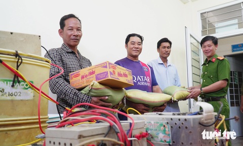 Đổi xuyệt điện lấy gạo ở Cà Mau - Ảnh 1.