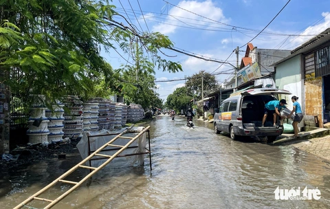 Nhiều đường ở TP Thủ Đức ngập cả tuần, chưa kịp rút lại ngập tiếp - Ảnh 1.