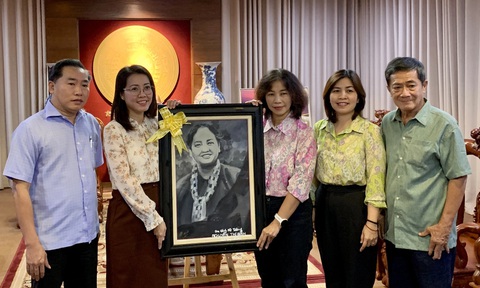 Tranh về nữ tướng Nguyễn Thị Định chứa đựng giá trị lịch sử, giáo dục - Ảnh 2. Tranh nữ tướng Nguyễn Thị Định chứa đựng giá trị lịch sử, giáo dục - Ảnh 1.