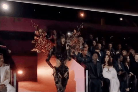 Lisa gây bão cõi mạng với màn trình diễn 'bốc lửa' tại Victoria's Secret 2024 - Ảnh 2.