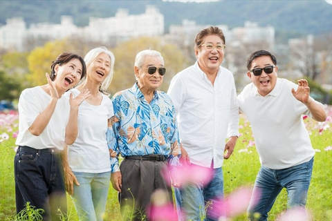 Chú chó biết tuốt: Khi người già dạy người trẻ sống ý nghĩa - Ảnh 3.