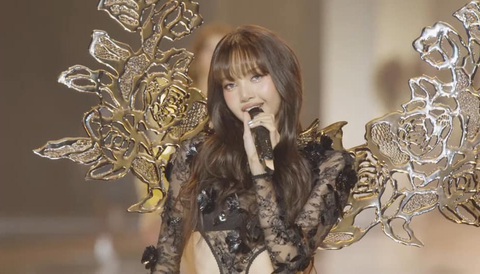 Lisa BlackPink gây sốt khi trình diễn tại Victoria’s Secret 2024 - Ảnh 2. Lisa BlackPink gây sốt khi trình diễn tại Victoria’s Secret 2024 - Ảnh 2.