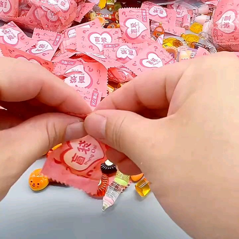 Xé túi mù có gì vui mà người trẻ thức coi đến 2h sáng? - Ảnh 1. Xé túi mù có gì vui mà người trẻ thức coi đến 2h sáng? - Ảnh 1.