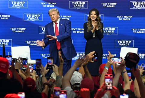Ông Trump bỏ phát biểu, đứng lắc lư nghe nhạc suốt 40 phút - Ảnh 1. Ông Trump ngừng phát biểu, đứng lắc lư nghe nhạc suốt 40 phút - Ảnh 1.