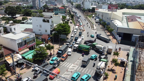 Quốc lộ 1 kẹt 5km sau tai nạn chết người tại cầu vượt Tân Thới Hiệp - Ảnh 4.