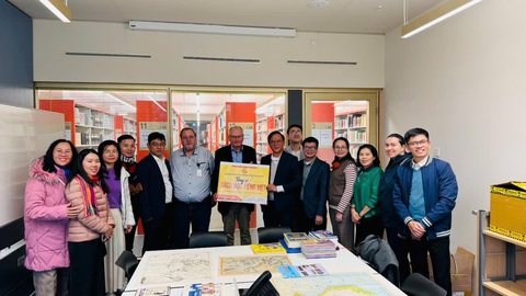 Hơn 200 đầu sách Việt Nam được trao tặng cho thư viện Đại học Goethe Frankfurt - Ảnh 1. Hơn 200 đầu sách Việt Nam được trao tặng cho thư viện Đại học Goethe Frankfurt - Ảnh 1.