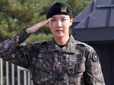 J-Hope BTS chính thức xuất ngũ - Ảnh 1. J-Hope BTS chính thức xuất ngũ - Ảnh 1.
