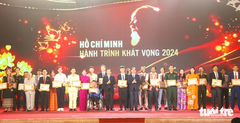 Tôn vinh các tập thể, cá nhân miền Trung - Tây Nguyên là điển hình trong học tập, làm theo gương Bác - Ảnh 3. Tôn vinh các tập thể, cá nhân miền Trung - Tây Nguyên là điển hình trong học tập, làm theo gương Bác - Ảnh 3.