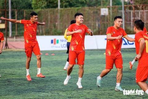 Các đội bóng Công đoàn sẵn sàng trước giờ khai mạc vòng loại khu vực Bắc Ninh - Ảnh 3. Cầu thủ công nhân, viên chức sẵn sàng cho ngày hội bóng đá tại Bắc Ninh - Ảnh 3.