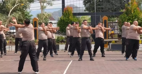 Indonesia buộc cảnh sát thừa cân phải tập thể dục, ăn kiêng giảm cân - Ảnh 1. Indonesia buộc cảnh sát tập thể dục, ăn kiêng giảm cân - Ảnh 1.