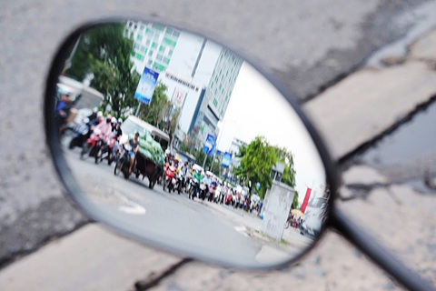 Coi thường kính chiếu hậu - Ảnh 1. Coi thường kính chiếu hậu - Ảnh 1.