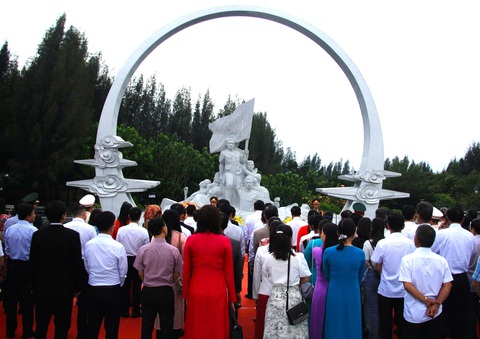 Đoàn đại biểu Ban Tuyên giáo Trung ương dâng hương tại Khu tưởng niệm chiến sĩ Gạc Ma - Ảnh 3. Đoàn đại biểu Ban Tuyên giáo Trung ương dâng hương tại Khu tưởng niệm chiến sĩ Gạc Ma - Ảnh 3.