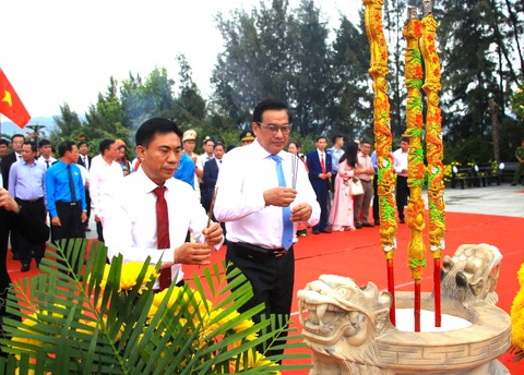 Đoàn đại biểu Ban Tuyên giáo Trung ương dâng hương tại Khu tưởng niệm chiến sĩ Gạc Ma - Ảnh 2. Đoàn đại biểu Ban Tuyên giáo Trung ương dâng hương tại khu tưởng niệm chiến sĩ Gạc Ma - Ảnh 2.
