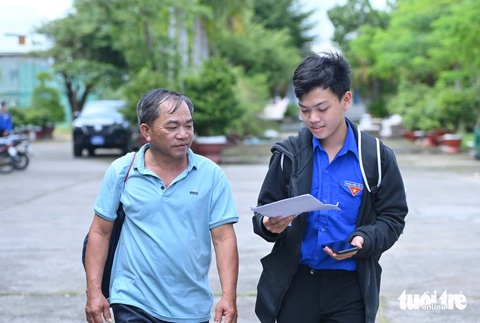 15h truyền hình trực tiếp Tiếp sức đến trường 11 tỉnh thành ĐBSCL trên truyền hình An Giang, Long An - Ảnh 1. Tiếp sức đến trường ĐBSCL: Vỡ òa khi bà ngoại nghèo của những đứa cháu không biết mặt cha dự lễ trao - Ảnh 15.