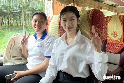 100 tân sinh viên Đồng bằng sông Cửu Long nhận học bổng Tiếp sức đến trường - Ảnh 2. Tiếp sức đến trường ĐBSCL: Vỡ òa khi bà ngoại nghèo của những đứa cháu không biết mặt cha dự lễ trao - Ảnh 2.