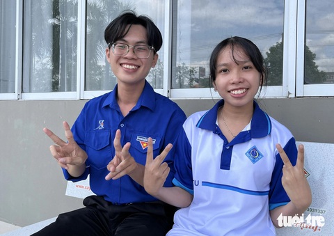 15h truyền hình trực tiếp Tiếp sức đến trường 11 tỉnh thành ĐBSCL trên truyền hình An Giang, Long An - Ảnh 4. Tiếp sức đến trường ĐBSCL: Vỡ òa khi bà ngoại nghèo của những đứa cháu không biết mặt cha dự lễ trao - Ảnh 13.