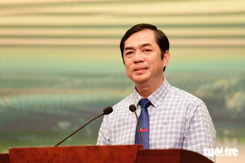 Tiếp sức đến trường ĐBSCL: Khóc trước 2 cuộc đời quá đau thương, tinh thần không ngã gục - Ảnh 3. Tiếp sức đến trường ĐBSCL: Vỡ òa khi bà ngoại nghèo của những đứa cháu không biết mặt cha dự lễ trao - Ảnh 9.