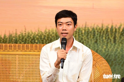 Tiếp sức đến trường ĐBSCL: Khóc trước những cảnh đời quá đau thương, nhưng tinh thần không ngã gục - Ảnh 4. Tiếp sức đến trường ĐBSCL: Vỡ òa khi bà ngoại nghèo của những đứa cháu không biết mặt cha dự lễ trao - Ảnh 3.