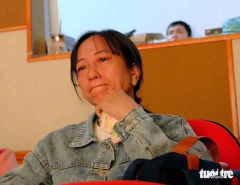 Tiếp sức đến trường ĐBSCL: Vỡ òa khi cháu bất ngờ nhìn thấy bà ngoại nghèo ở hàng ghế khán giả - Ảnh 7. Tiếp sức đến trường ĐBSCL: Vỡ òa khi bà ngoại nghèo của những đứa cháu không biết mặt cha dự lễ trao - Ảnh 8.