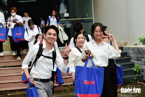 Tiếp sức đến trường ĐBSCL: Vỡ òa khi bà ngoại nghèo của những đứa cháu không biết mặt cha dự lễ trao - Ảnh 30. Tiếp sức đến trường ĐBSCL: Vỡ òa khi bà ngoại nghèo của những đứa cháu không biết mặt cha dự lễ trao - Ảnh 29.