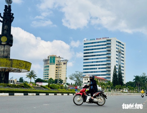 Bầu Đức liên tục bán tài sản, Hoàng Anh Gia Lai có bao nhiêu tiền mặt, còn nợ bao nhiêu nghìn tỉ? - Ảnh 1. Bầu Đức liên tục bán tài sản, Hoàng Anh Gia Lai có bao nhiêu tiền mặt, còn nợ bao nhiêu nghìn tỉ? - Ảnh 1.