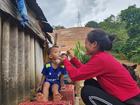 64 trụ điện xây trái phép để bán điện làm nóng cuộc họp báo - Ảnh 1.