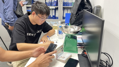 Người nước ngoài giấu kim loại nghi là vàng trong cạp quần, đế giày khi nhập cảnh - Ảnh 2. Người nước ngoài giấu kim loại nghi là vàng trong cạp quần, đế giày khi nhập cảnh - Ảnh 2.