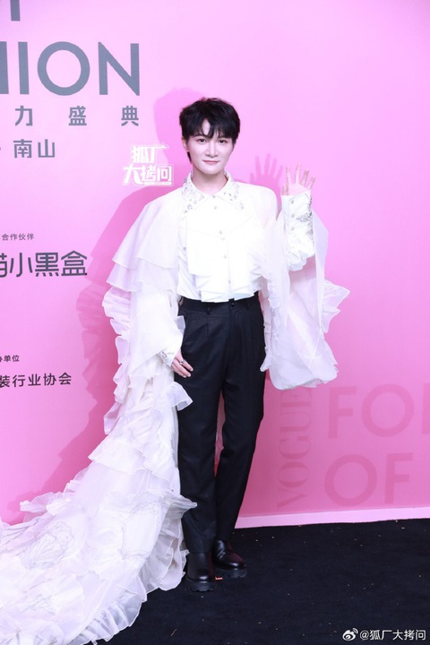 Độc lạ thảm đỏ Vogue Thịnh Điển: Mỹ nam Mika bê nguyên cây vải đến sự kiện - Ảnh 9. Độc lạ thảm đỏ Vogue Thịnh Điển: Mỹ nam Mika bê nguyên cây vải đến sự kiện - Ảnh 9.