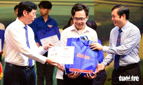 Cuộc sống gian khó nhưng luôn có món quà - Ảnh 1. Tiếp sức đến trường ở ĐBSCL: Cuộc sống đặt ra khó khăn nhưng cũng luôn tặng món quà - Ảnh 1.