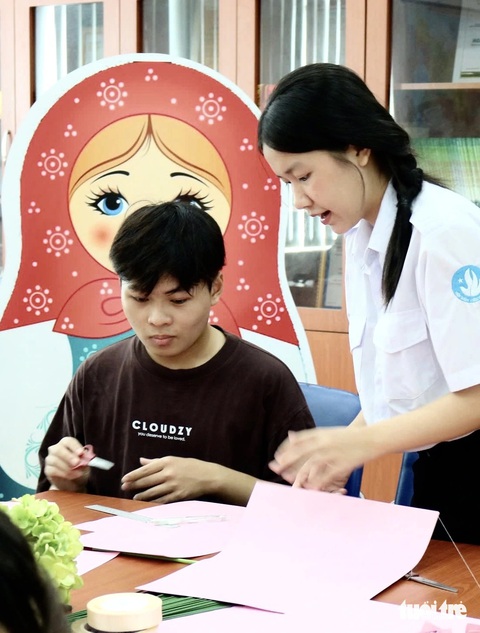 Sinh viên tự tay làm hoa tặng các cô lao công ngày Phụ nữ Việt Nam - Ảnh 1. Dễ thương sinh viên tặng hoa tự làm cho cô lao công mừng ngày 20-10 - Ảnh 7.