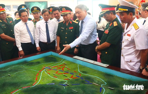 Phong tặng danh hiệu Anh hùng Lực lượng vũ trang nhân dân cho Tiểu đoàn 59 - Ảnh 7. Phong tặng danh hiệu Anh hùng Lực lượng vũ trang nhân dân cho Tiểu đoàn 59 - Ảnh 5.