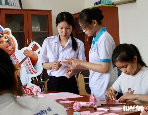 Sinh viên tự tay làm hoa tặng các cô lao công ngày Phụ nữ Việt Nam - Ảnh 2. Dễ thương sinh viên tặng hoa handmade cho cô lao công mừng ngày 20-10 - Ảnh 6.