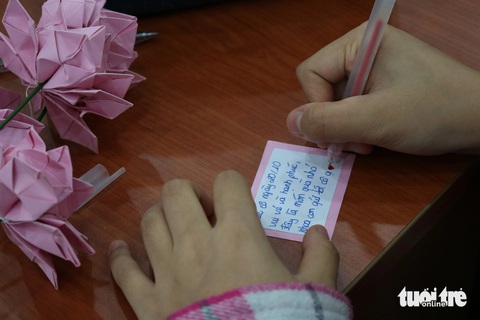 Sinh viên tự tay làm hoa tặng các cô lao công ngày Phụ nữ Việt Nam - Ảnh 5. Dễ thương sinh viên tặng hoa tự làm cho cô lao công mừng ngày 20-10 - Ảnh 9.