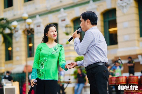 Sinh viên Nguyễn Tất Thành thực hành chụp ảnh ở Bưu điện TP.HCM - Ảnh 4. Sinh viên Trường đại học Nguyễn Tất Thành tác nghiệp ảnh báo chí trước Bưu điện TP.HCM - Ảnh 4.
