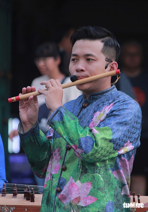 Sinh viên Nguyễn Tất Thành thực hành chụp ảnh ở Bưu điện TP.HCM - Ảnh 15. Sinh viên Trường đại học Nguyễn Tất Thành tác nghiệp ảnh báo chí trước Bưu điện TP.HCM - Ảnh 13.