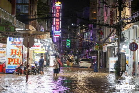 Khu vực Bến Ninh Kiều liên tục 'thất thủ' do triều cường - Ảnh 4.