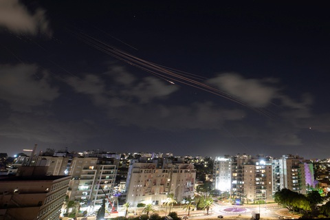 NÓNG: Iran phóng nhiều tên lửa vào Israel - Ảnh 3. NÓNG: Iran phóng nhiều tên lửa vào Israel - Ảnh 4.