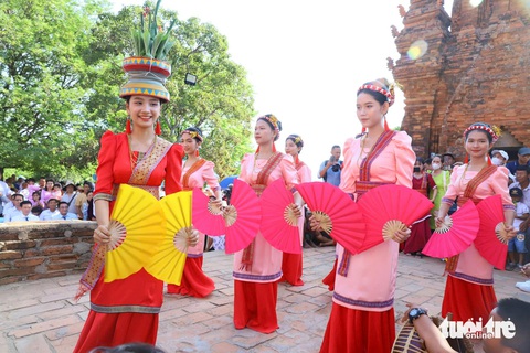 Thiếu nữ Chăm đẹp rạng rỡ ở Lễ hội Katê - Ảnh 8.
