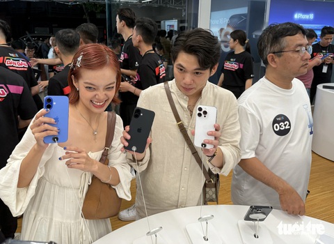 Người Việt ồ ạt mua iPhone 16, màu Titan sa mạc khan hàng - Ảnh 2. Người Việt ồ ạt mua iPhone 16, màu Titan sa mạc khan hàng - Ảnh 2.