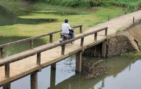 Xem xét xây mới cây cầu ngập 6 tháng/năm báo Tuổi Trẻ phản ánh - Ảnh 1.