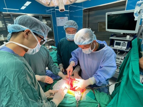 Tình trạng ngực khủng, sa trễ có biến chứng nguy hiểm hay không? - Ảnh 2.